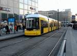 Berlin BVG SL M4 (Bombardier-GT8-ZRL 9011) Alexanderplatz am 28. Februar 2015. - Das graue Gebäude im Hintergrund ist das 1930-1932 errichtete Alexanderhaus, das 1952 nach Kriegszerstörungen wieder aufgebaut wurde; 1994-1995 wurde es renoviert und man liess es in seinem ursprünglichen Zustand erstehen. 