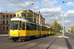 Die Triebwagen 6065 und 6005 der BVG auf der Linie M 5 kurz vor dem Halt an der Haltestelle Hauptbahnhof am 24.09.2015.
Der 6065 als ehemaliger Tatrawagen (ex KT4D ehemalige Betriebsnummer 9283)) wurde 1997 im WB Bautzen modernisiert.

