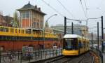 Am Bahnhof Warschauer Straße befindet sich sowohl der Endpunkt der Straßenbahnlinie M10 als auch der U-Bahn-Linie U1. Hier treffen sich die beiden Verkehrsmittel am 17.11.2015.