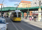 Berlin BVG SL M1 (Adtranz GT6N-U 1577) Prenzlauer Berg, Schönhauser Allee / Kastanienallee am 24. April 2016.