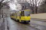 Berlin BVG SL 1E (KT4D + KT4D) Mitte, Clara-Zetkin-Straße (Hst. Am Kupfergraben). - Die  Dorotheenstraße, die am 25. April 1822 nach der Kurfürstin Dorothea (1636 - 1689) benannt wurde, erhielt am 1. März 1951 den Namen Clara-Zetkin-Straße. Clara Zetkin (1857 - 1933) war erst Sozialdemokratin und später Mitglied der Kommunistischen Partei. Sie kämpfte u.a. für die Rechte der Arbeiterfrauen und war Begründerin des Internationalen Frauentages. 1933 musste sie aus Deutschland fliehen; im selben Jahr starb sie in Moskau. - Seit dem 1. November 1995 heißt die Straße wieder Dorotheenstraße. - Scan von einem Farbnegativ. Film: Kodacolor 200.