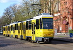 Berlin BVG SL 61 (KT4D 6100 + 6051) Friedrichshagen, Bölschestraße (Hst. Marktplatz Friedrichshagen) am 22. April 2016. - Die Kirche im Hintergrund ist die Christophoruskirche (Baujahre 1901 - 1903).