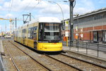 Berlin BVG SL M10 (GT6-12ZRK 4023) Hst. Warschauer Straße (Einstiegstelle) am 23. April 2016.