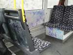 Insbesondere die weiter hinten liegenden Sitze in Berliner Straenbahnen sind dank einiger Randalierer in einem erbrmlichen Zustand.