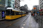 Der Niederflur-Gelenktriebwagen (BVG 1033) GT6-94, 1994 bei AEG gefertigt, auf der Linie 12 nach Mitte Am Kupfergraben an der Haltestelle Friedrichstraße.