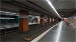 Die erste Tunnelachse in Bochum - 

1979 ging in Bochum die erste Tunnelstrecke für die Stadtbahn-Rhein Ruhr im Straßenbahnvorlaufbetrieb vom Schauspielhaus bis zum Hauptbahnhof mit drei Stationen in Betrieb. 1981 wurde die Strecke nach Norden mit einer weiteren U-Station verlängert. Auf beiden Seiten besteht über vorläufig gedachte Rampen Anschluss an das oberirdische Straßenbahnnetz. 

Die Haltestelle Schauspielhaus mit Seitenbahnsteigen wurde in offener Baustelle erstellt. 

22.08.2023 (M)