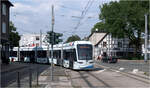 Eine Straßenbahn-Neubaustrecke in Bochum-Langendreer. 

Stadler Variobahn 128 auf der Linie 310 nach Witten fährt hier von der Unterstraße kommend in die Hauptstraße ein und wird gleich an der zweiten Haltestelle am Langendreer Markt halten.

22.08.2023 (M)
