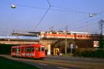 Bochum Tw 295 wendet am Buddenbergplatz, während eine 111 mit einem Zug der S1 in den Bochumer Hauptbahnhof einfährt, 19.01.1989.