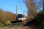 Tw 326 der BOGESTRA kurz vor der Endhaltestelle Heven Dorf (11.03.2015). Die BOGESTRA beschaffte 1976/77 insgesamt 33 Triebwagen dieses Typs M 6 S. Sie gehören zu einer Serie meterspuriger Stadtbahnwagen, die in verschiedenen Ausführungen von mehreren Ruhrgebietsstädten, aber auch anderen Verkehrsbetrieben beschafft wurden. Ihr Ersatz durch Variobahnen ist vorgesehen.