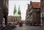 Durch die Altstadt von Bremen -    Blick von der Opernstraße auf Rathaus und St.Peter Dom mit einer Bahn der Linie 3.