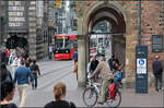 Am Bremer Rathaus -

Eine GT8N-Straßenbahn fährt in den Bremer Platz 'Am Markt' ein und wird dabei teilweise von den Säulen der Rathaus-Arkade verdeckt.

24.08.2012 (M)
