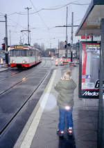Bremen BSAG SL 8 (Wegmann GT4 3548) Solinger Straße an einem regendichten Tag, dem 28. Dezember 2006. - Die Straßenbahn wurde auch von einem jungen Bahnfotografen geknipst. - Scan eines Farbnegativs. Film: Kodak GC 400-8. Kamera: Leica C2.