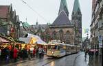 Am 27.11.2022 passiert der GT4c 446 den Bremer Weihnachtsmarkt, hinter dem Triebwagen das Rathaus und dahinter der St. Petri-Dom