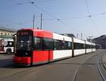 Eine Bahn des Typs GT8N als Linie 4 Arsten am Hauptbahnhof, 29.03.14