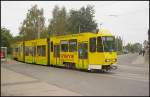 Tw 130 vom Typ Tatra KTNf6 der Cottbusverkehr GmbH auf der Linie 2 nach Strbitz. Die Strae rechts fhrt zum Regio-Werk (gesehen Cottbus Jessener Strae 05.10.2010)