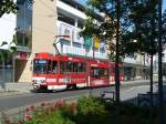 Neue Straßenbahnen sind in Cottbus auf absehbare Zeit nicht zu erwarten - es fehlt Geld. Um dennoch auch körperlich Beeinträchtigten und Menschen mit Lasten einen ebenerdigen Zugang anzubieten, wurden die Tatrazüge um ein Niederflur-Mittelteil erweitert. Cottbus Stadtpromenade, 8.6.2014