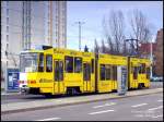 Tram 143 der Cottbusverkehr zeigt uns heute mal ihre  gelbe Seite  (die andere ist wei), Cottbus, Bahnhofstr., 13.01.07.