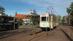 Historischer Triebwagen 30 der Straßenbahn Dessau trifft am 26.10.2019 an der Schleife und Haltestelle  Tempelhofer Straße  auf einen Mercedes Benz O305 der  Nahverkehrsfreunde Dessau .

Dessau, der 26.10.2019