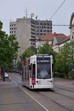 Triebwagen 307 ist auf der Fritz Hesse Straße in Richtung Hbf unterwegs. Im Hintergrund sieht man eins von drei Y Hochhäusern in Dessau.

Dessau 26.07.2020