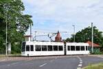 Triebwagen 302 trägt zur Zeit keine Werbung und ist als Albino in Schneeweiß unterwegs. Hier überquert der Triebwagen gerade den Auenweg mit dem Kirchturm der Philipp Melanchton Kirche im Hintergrund.

Dessau 28.07.2020