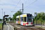 Triebwagen 309 steht an  der HaltestelleStädtisches Klinikumin Richtung Wendeschleife nach Dessau Alten.