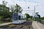 Triebwagen 304 erreicht die Haltestelle Kleine Schaftriftin Dessau.

Dessau 28.07.2020