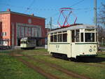 Treffen der beiden alten historischen Straßenbahnen 28 & 30 der DVG Dessau vor dem Empfangsgebäude des Hauptbahnhofs.