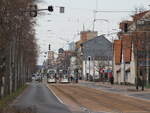 Treffen zweier Gelenktriebwagen NGT6DE (Wagen 303 & 306) auf der Linie 1 in Dessau mit Blick nach Norden Richtung Stadtzentrum.