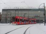 Dessau im Schnee - Vor dem ehemaligen Hotel  Stadt Dessau  biegt NGT 309 am 02.01.2009 in die Haltestelle Hauptpost ein.