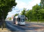 Wagen 304 verlässt die Straßenbahnstrecke in Straßenmitte, derweil signalisiert eine Ampel den anderen Verkehrsteilnehmern  rot . Weter geht es auf einer eigenen, alleenartigen Trasse in Richtung Dessau Süd. 30.5.2015, nahe Friedhof III