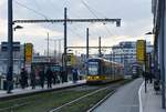 Dresden, St. Petersburger Straße. Bombardier NGTD12-DD #2840 erreicht die Haltestelle Hauptbahnhof Nord. Die Aufnahme stammt vom 13.02.2018. 