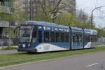 Eine Straßenbahn vom Typ Bombardier NGTD8-DD im April 2017 in Dresden.