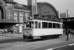 18. August 1984, Dresden, Vom 18. bis 26. August 1984 fand anläßlich des Jubiläums  100 Jahre Schmalspurbahn Radebeul - Radeburg  in Radebeul Ost eine Fahrzeugausstellung statt. Am Wochenende gab es Zubringerfahrten mit historischen Straßenbahnen vom Hauptbahnhof nach Radebeul. Tw 1660 ist gerade am Hauptbahnhof angekommen. Der 1925 in Görlitz gebaute Wagen rollte zunächst bis 1937 im Liniendienst, erlebte dann mehrere Umbauten (u.a. 1949 bis 1973 Arzt-Wagen). 1980 wurde er zum „Hauptdarsteller“ im Fernsehfilm „Meines Vaters Straßenbahn“. Bis zur Verschrottung nach 1990 gehörte er zur Flotte der historischen Wagen.