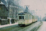 Am 19. Januar 1985 fährt ein Zug der Linie 4 der Dresdner Straßenbahn auf der engen, hügeligen und kurvigen Pillnitzer Landstraße stadtwärts. Hier befindet er sich in Loschwitz in der Nähe der Haltestelle  Künstlerhaus .