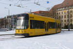 28. Januar 2013, Dresden, eine Straßenbahn biegt vor dem Rathaus von der Ringstraße in die St. Petersburger Straße ein.