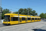 07. August 2008, Dresden, Straßenbahnzug der Linie 1 an der Haltestelle Wintergartenstraße. Bei diesem 7-teiligen Gelenktriebwagen NGT8DD befindet sich in den kurzen Wagenteilen jeweils ein zweiachsiges Fahrgestell. Die längeren Teile sind dazwischen aufgehängt. 