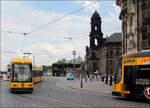 Die Straßenbahn im schönen Dresden -     Begegnung zwei gelber Trams im Bereich Theaterplatz, Sophienstraße an der Hofkirche.