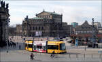 An der berühmten Semperoper -     NGT6DD 2501 hat die Haltestelle Theaterplatz verlassen und wird gleich auf der Augustusbrücke die Elbe überqueren.