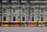 Passt genau -    Straßenbahn am Theaterplatz vor der Hofkirche in Dresden.