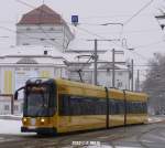 Gelber Auftritt im Wintergrau - NGTD8DD auf Linie 9 fhrt vor der Kulisse des Schauspielhauses auf die Hst.