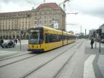 Eine Tram in der Dresdener Altstadt in der City    Dresden im Herbst 2009