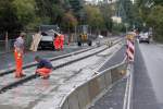 Gleisbauarbeiten in der Meissner Strae in Radebeul, das vorgefertigte Gleis ist verlegt und mit Transportbeton verfllt.