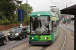 Alte und neue Bahntechnik eng beeinander! Auch die moderne Straenbahn hat am 31.08.2012 auf der Meiener Strae in Radebeul einen kurzen Zwangsaufenthalt, als unser Zug P3008 der Lnitzgrundbahn nach Radeburg ber die Straenkreuzung am  Weien Ro  rumpelt. Die Aufnahme entstand aus dem Aussichtswagen des Zuges und ich habe einen Teil des nachfolgenden Wagens zur besseren Anschaulichkeit bewut mit ins Bild genommen.