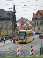 Dresden Tram - Ein Wagen fhrt hier gerade als Linie 8 nach Hellerau auf der Augustusbrcke.