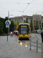 Eine Tram der Linie 3 nach Coschtz macht hier gerade Halt... Dresden am 09.08.2013.