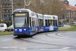 Ein NGT6DD der Linie 8 macht sich auf den Weg zum Zielort Sdvorstadt, hier gerade kurz vor der Augustusbrcke, 30.11.2013, 13:23 Uhr