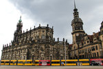 Katholische Hofkirche gegenüber Semperoper mit der Dresdner Strassenbahn am 21.07.2016.