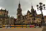 Hausmannsturm gegenüber Semperoper mit der Dresdner Strassenbahn am 21.07.2016.