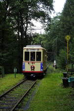 Wagen 107, gebaut 1936 für das Meterspurnetz der Düsseldorfer Rheinbahn, erreicht auf der Steilstrecke der Bergischen Museumsbahn talwärts fahrend die Haltestelle Petrikshammer (13.8.17).