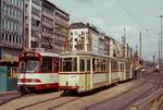 Im Sommer 1979 begegnen sich im Sommer 1979 zwei Rheinbahn-Züge der Linie 15 auf der Heinrich-Heine-Allee, links der fast noch nagelneue GT8S 3031, daneben ein Vierachserzug mit dem Bw 1618 am
